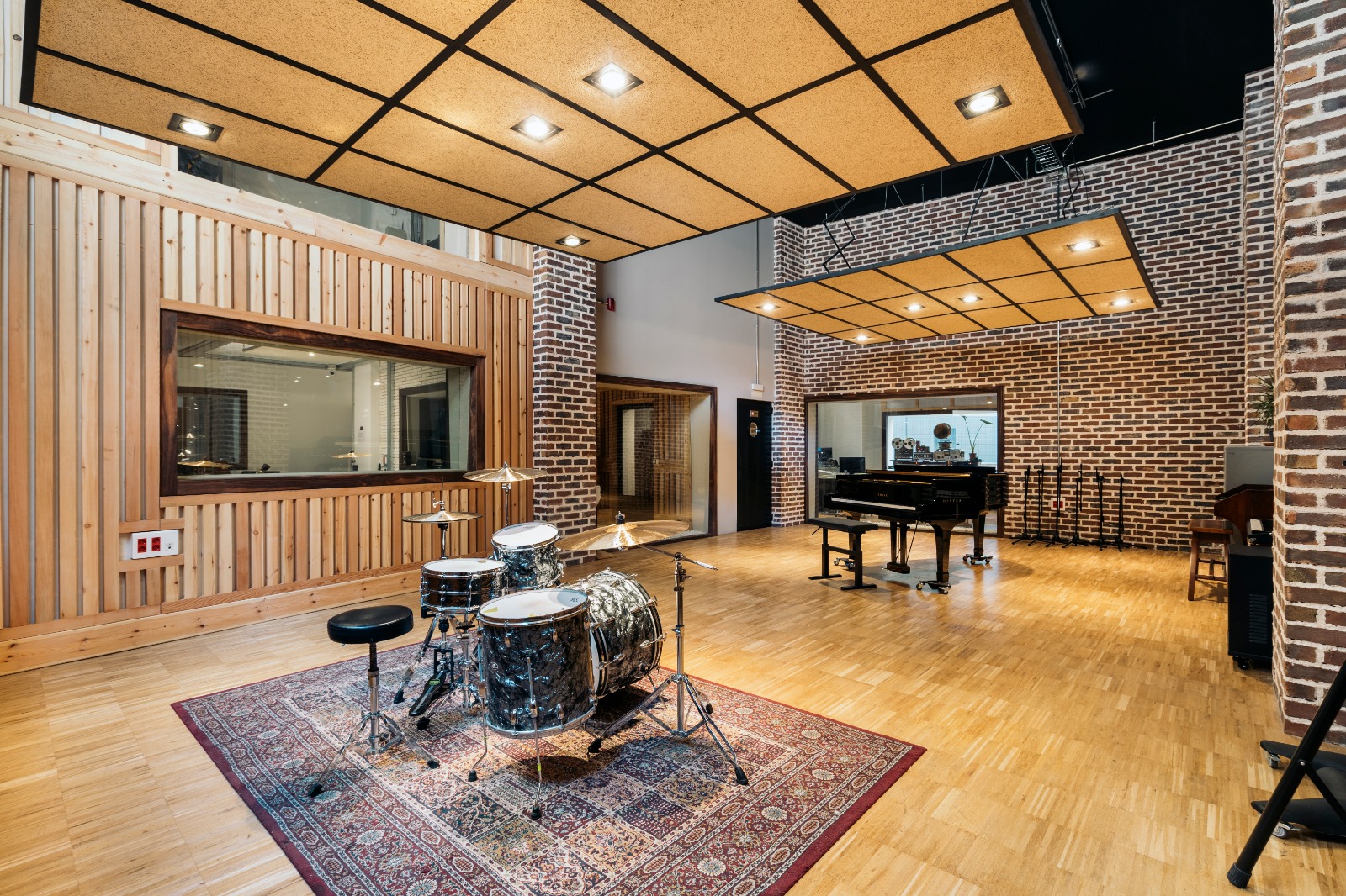 Estudio profesional de producción musical con batería y piano